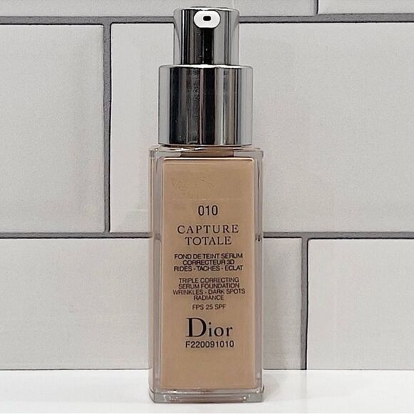 Dior 010 Ivory Capture Totale Triple Correcting Serum Foundation .67oz - Picture 1 of 1